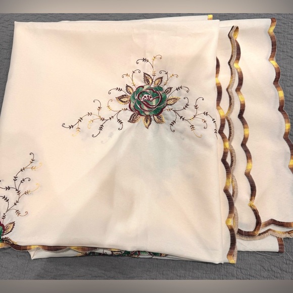 VTG Floral Embroidered Tablecloth 70’s 80’s golds, tans and greens 55 x 58” - Picture 7 of 10